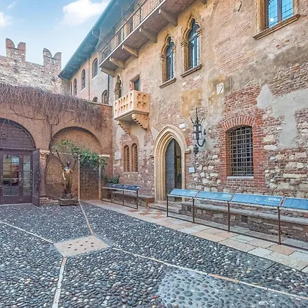 Dom wakacyjny 3 Bedroom Stunning In Lazise